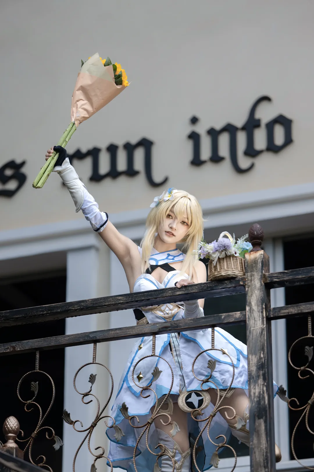 【熒cos】原神旅行者英倫街頭出發，花籃與向日葵的假日 - 第 1 張