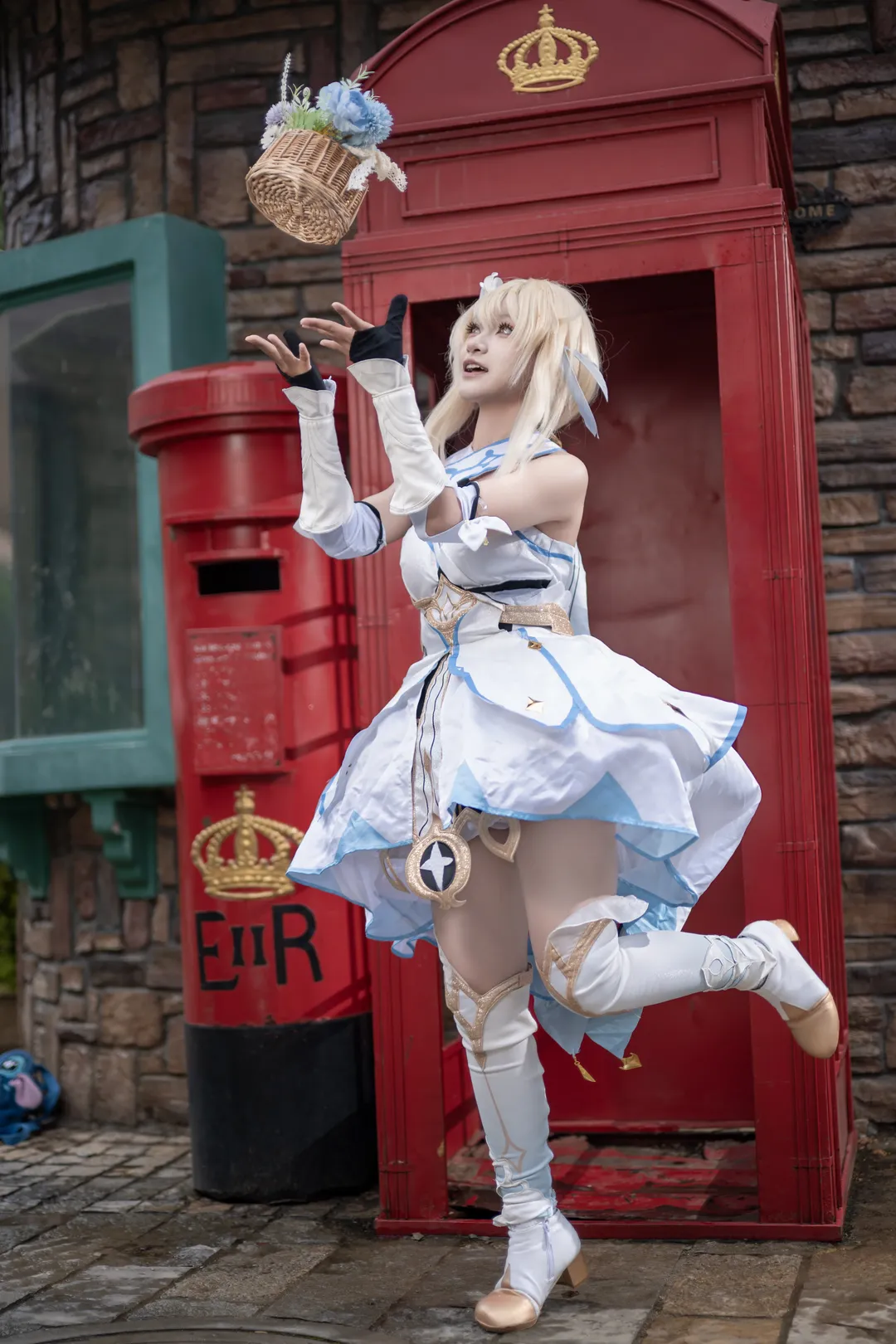 【熒cos】原神旅行者英倫街頭出發，花籃與向日葵的假日 - 第 5 張