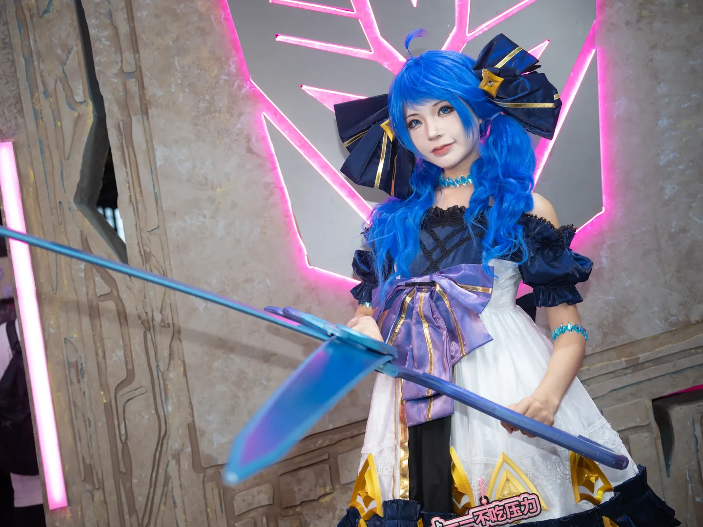 【青と黒の切り替えミニスカートに黒ストッキングとハイヒールを合わせたブースコスプレ記録】 - 10 枚目