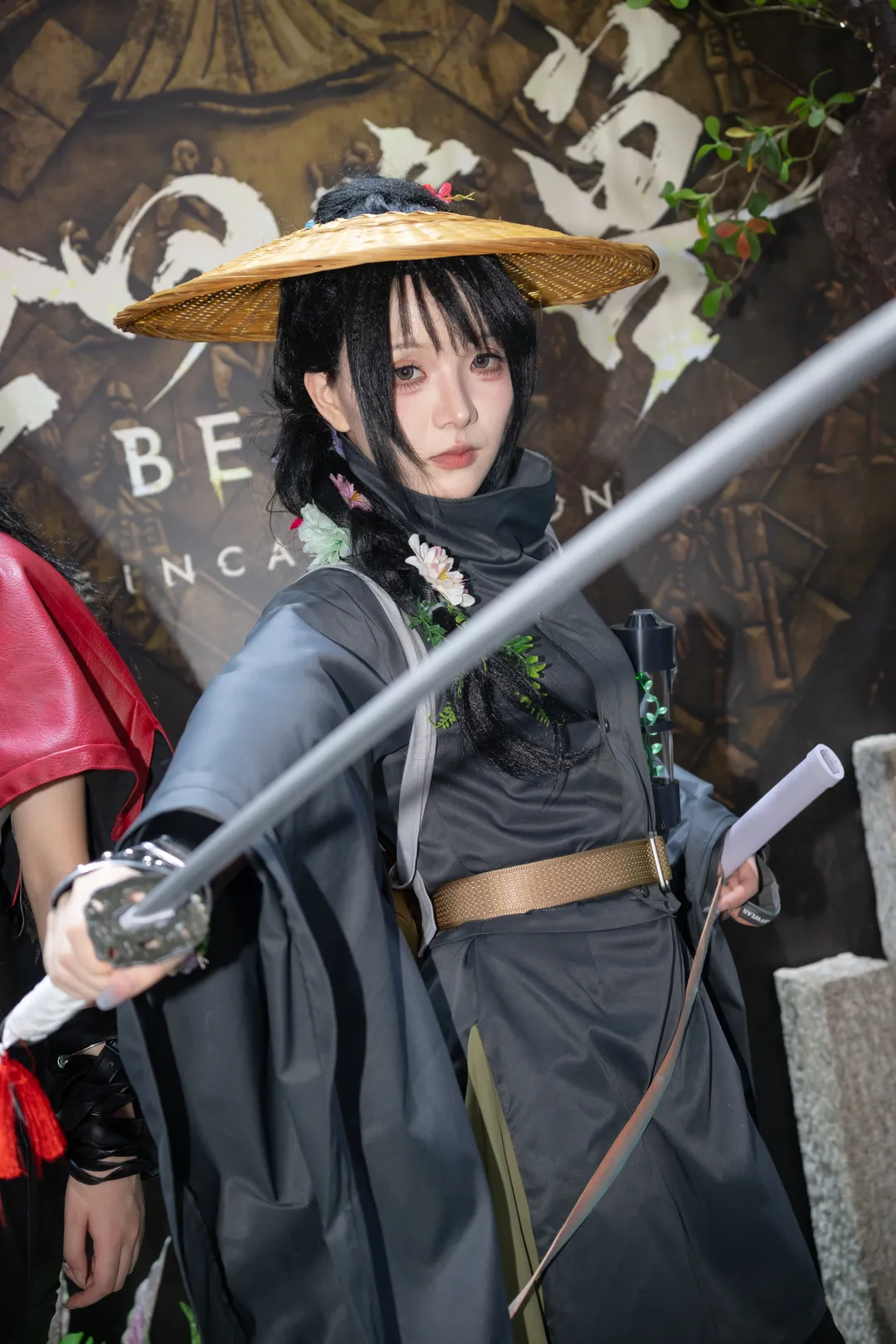 【青と黒の切り替えミニスカートに黒ストッキングとハイヒールを合わせたブースコスプレ記録】 - 11 枚目