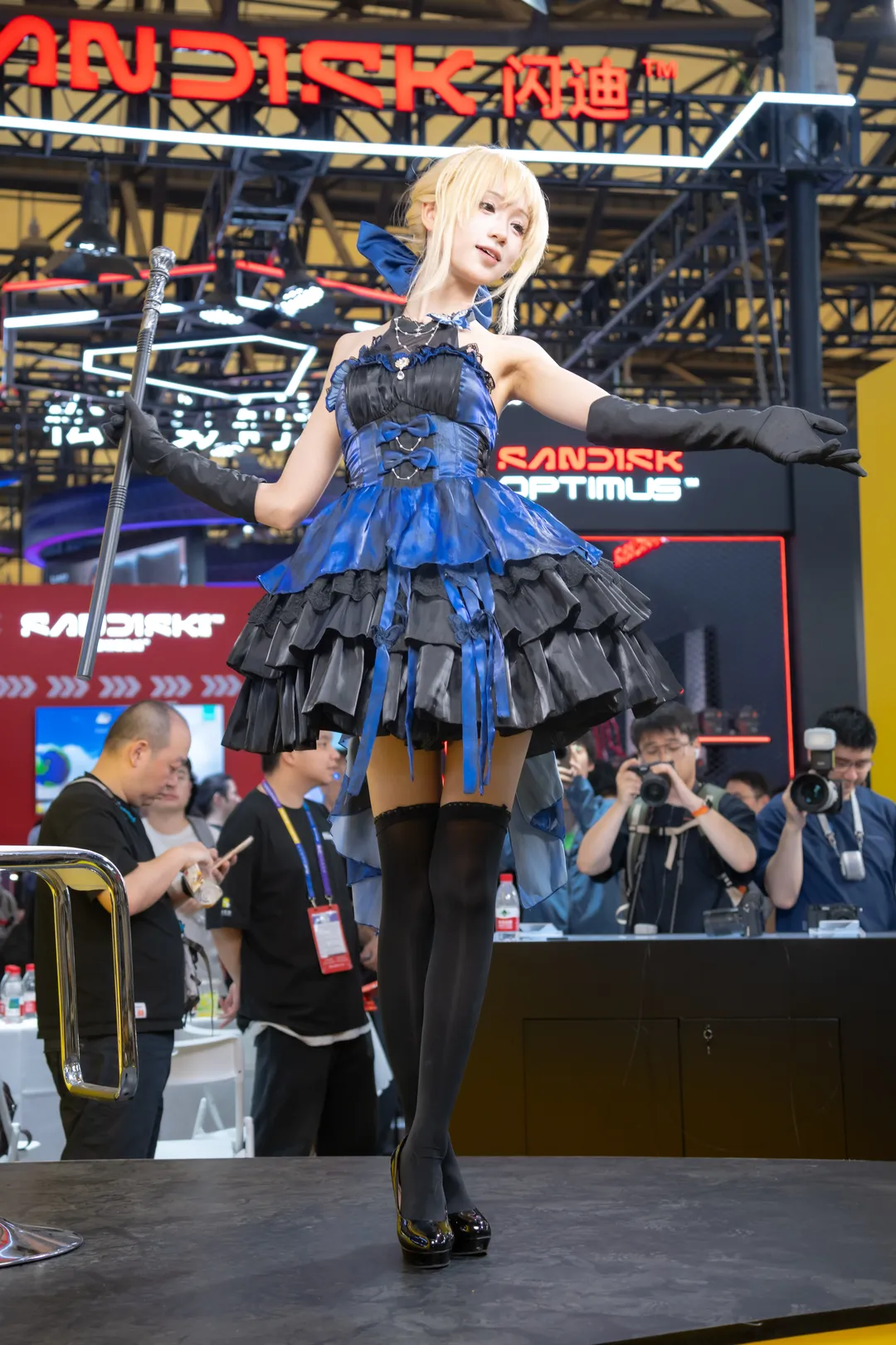 【青と黒の切り替えミニスカートに黒ストッキングとハイヒールを合わせたブースコスプレ記録】 - 2 枚目