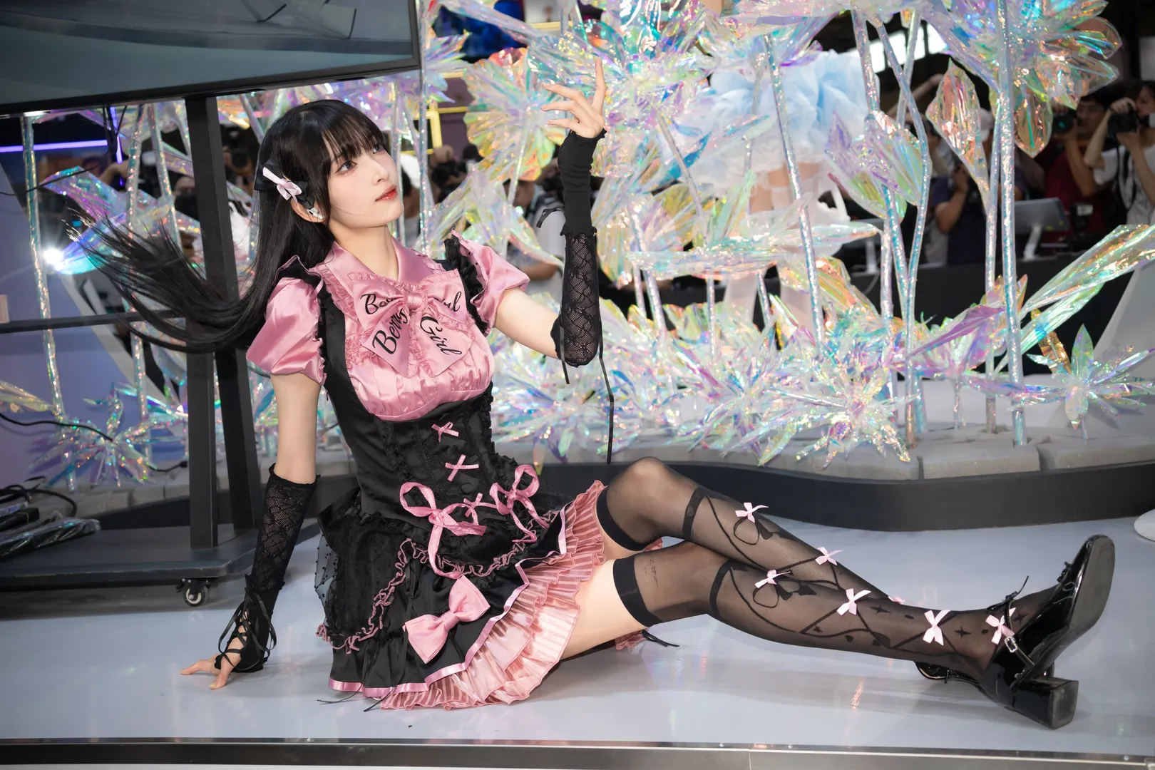 【青と黒の切り替えミニスカートに黒ストッキングとハイヒールを合わせたブースコスプレ記録】 - 3 枚目