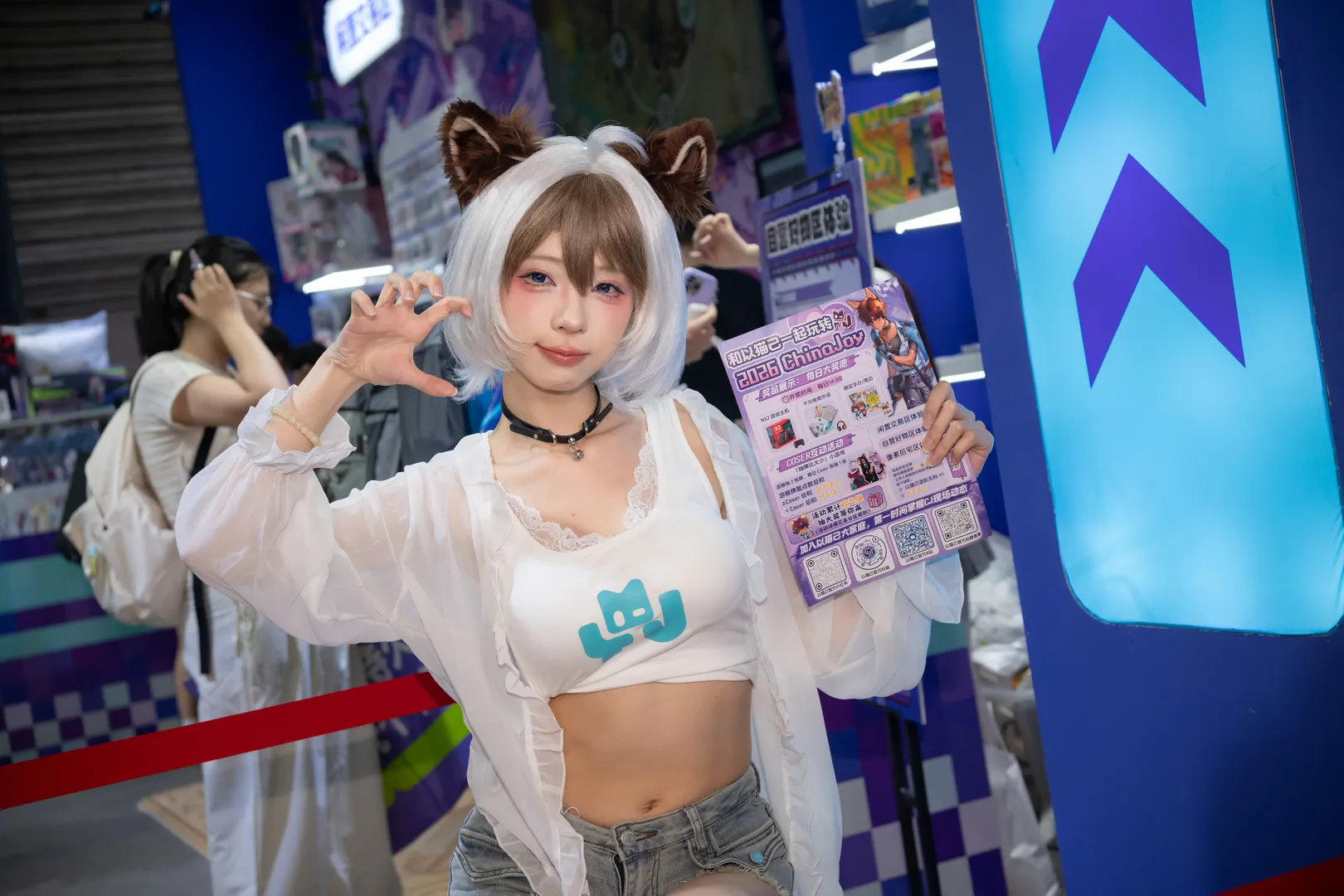 【青と黒の切り替えミニスカートに黒ストッキングとハイヒールを合わせたブースコスプレ記録】 - 6 枚目
