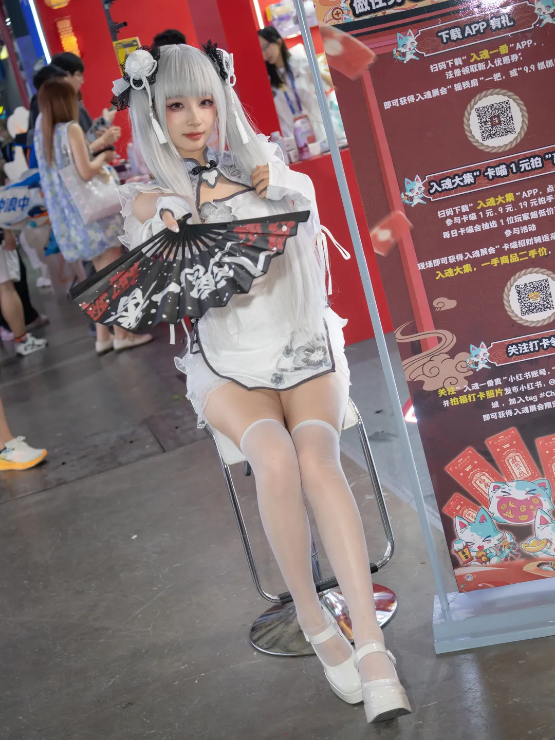 【青と黒の切り替えミニスカートに黒ストッキングとハイヒールを合わせたブースコスプレ記録】 - 7 枚目