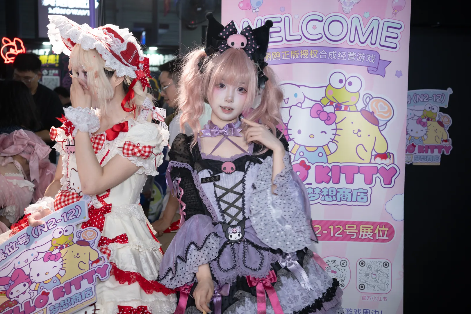 【青と黒の切り替えミニスカートに黒ストッキングとハイヒールを合わせたブースコスプレ記録】 - 8 枚目