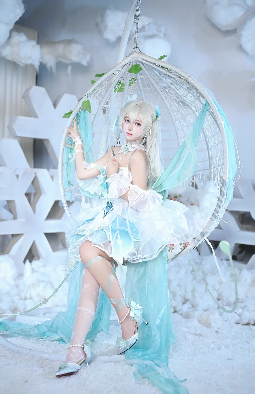 【流萤cos】崩坏星穹铁道流萤逐光，雪景吊椅氛围感拉满 - 第 2 张