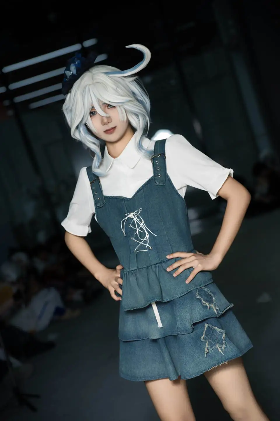 【芙宁娜cos】原神萤火虫漫展D2场次，这套牛仔裙丝袜搭配出片很舒服 - 第 1 张