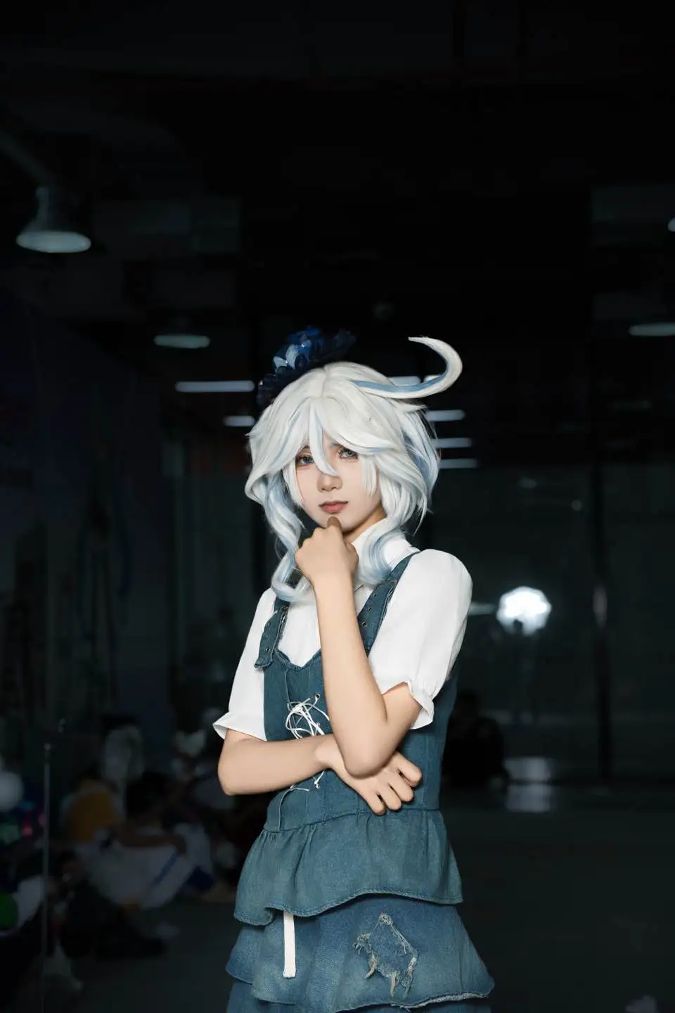 【芙宁娜cos】原神萤火虫漫展D2场次，这套牛仔裙丝袜搭配出片很舒服 - 第 2 张
