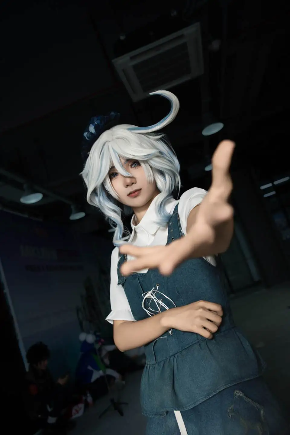 【芙宁娜cos】原神萤火虫漫展D2场次，这套牛仔裙丝袜搭配出片很舒服 - 第 3 张