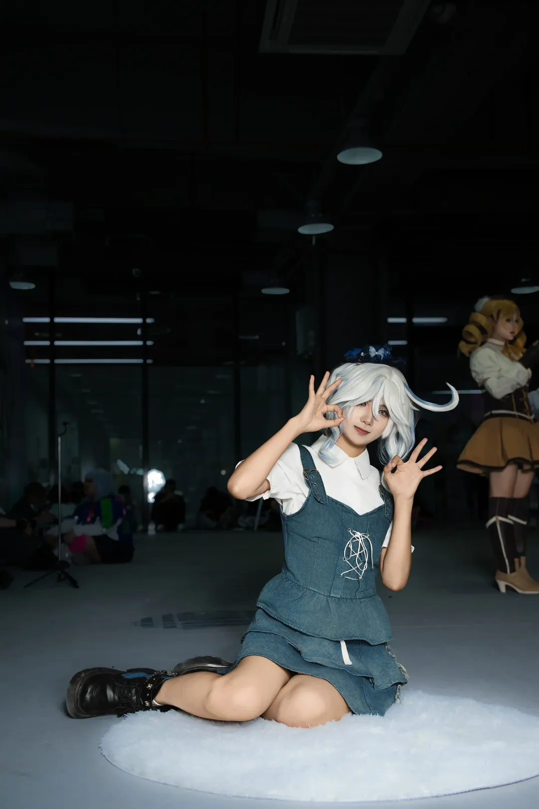 【芙宁娜cos】原神萤火虫漫展D2场次，这套牛仔裙丝袜搭配出片很舒服 - 第 4 张