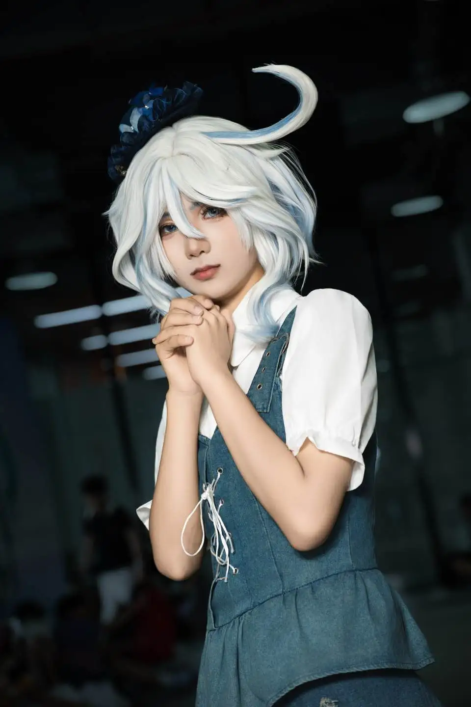 【芙宁娜cos】原神萤火虫漫展D2场次，这套牛仔裙丝袜搭配出片很舒服 - 第 5 张