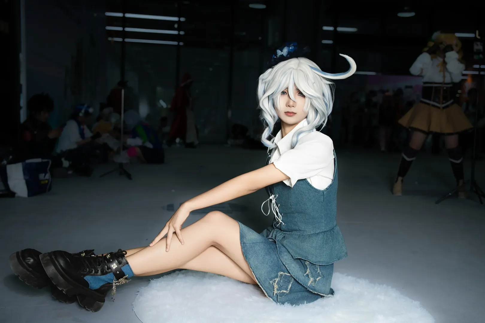 【芙宁娜cos】原神萤火虫漫展D2场次，这套牛仔裙丝袜搭配出片很舒服 - 第 6 张
