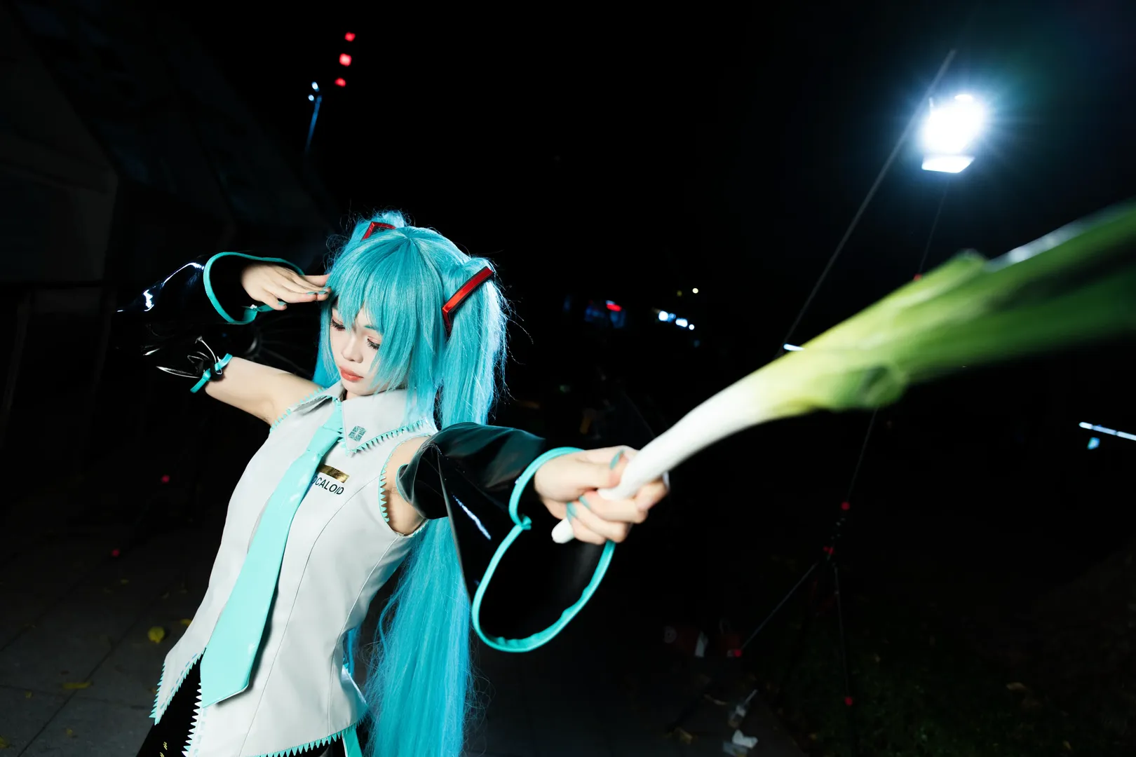 【初音未来cos】动漫星城夜色下的葱之使者 - 第 1 张