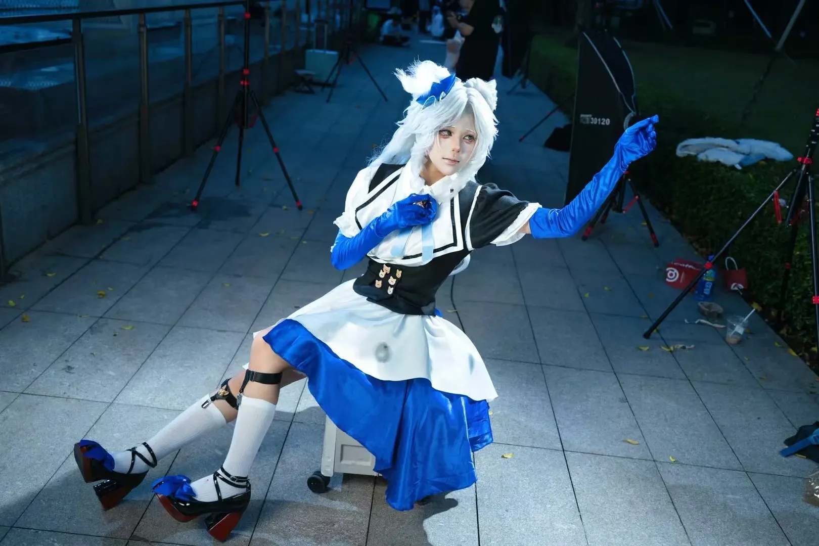 【小诗人cos】第五人格暗夜提裙少女的夜拍记录 - 第 3 张