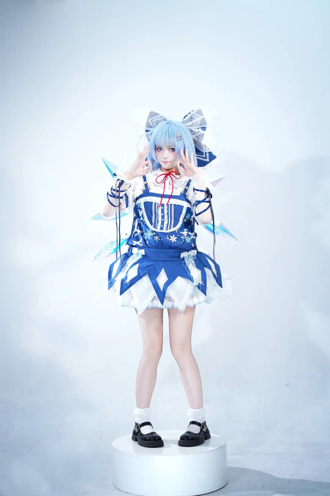 【琪露诺cos】东方project的冰之妖精，蓝白水晶裙摆真的太梦幻了 - 第 2 张