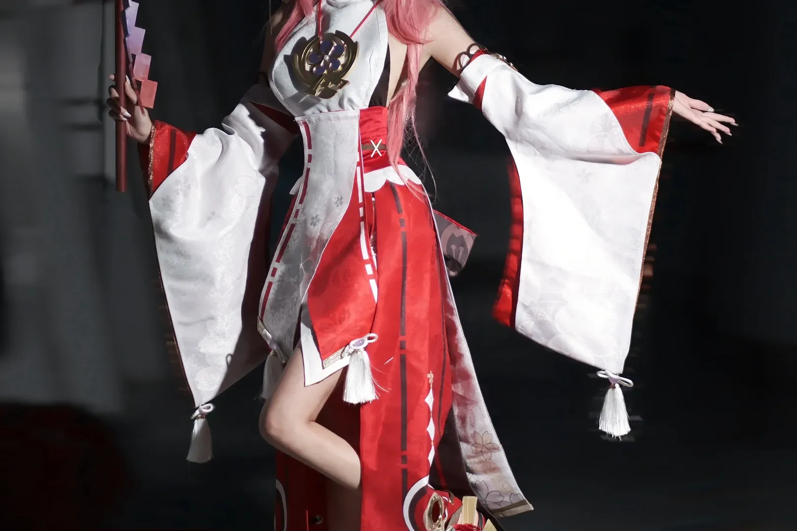 【八重神子cos】紅白巫女服的細節與光影 - 第 3 張