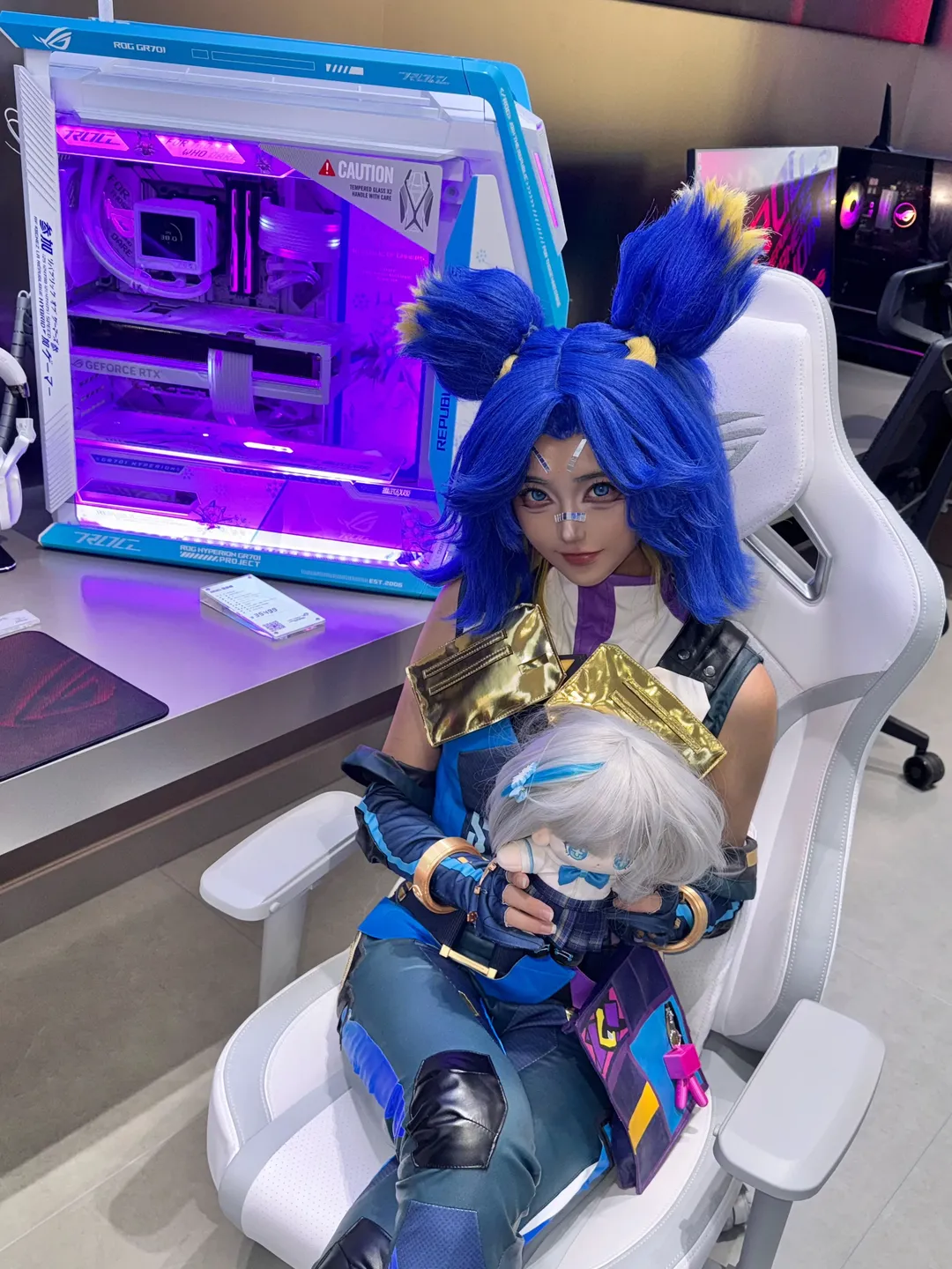 【霓虹cos】电子风暴中的定点冲刺，ROG电竞房里的气场全开 - 第 1 张