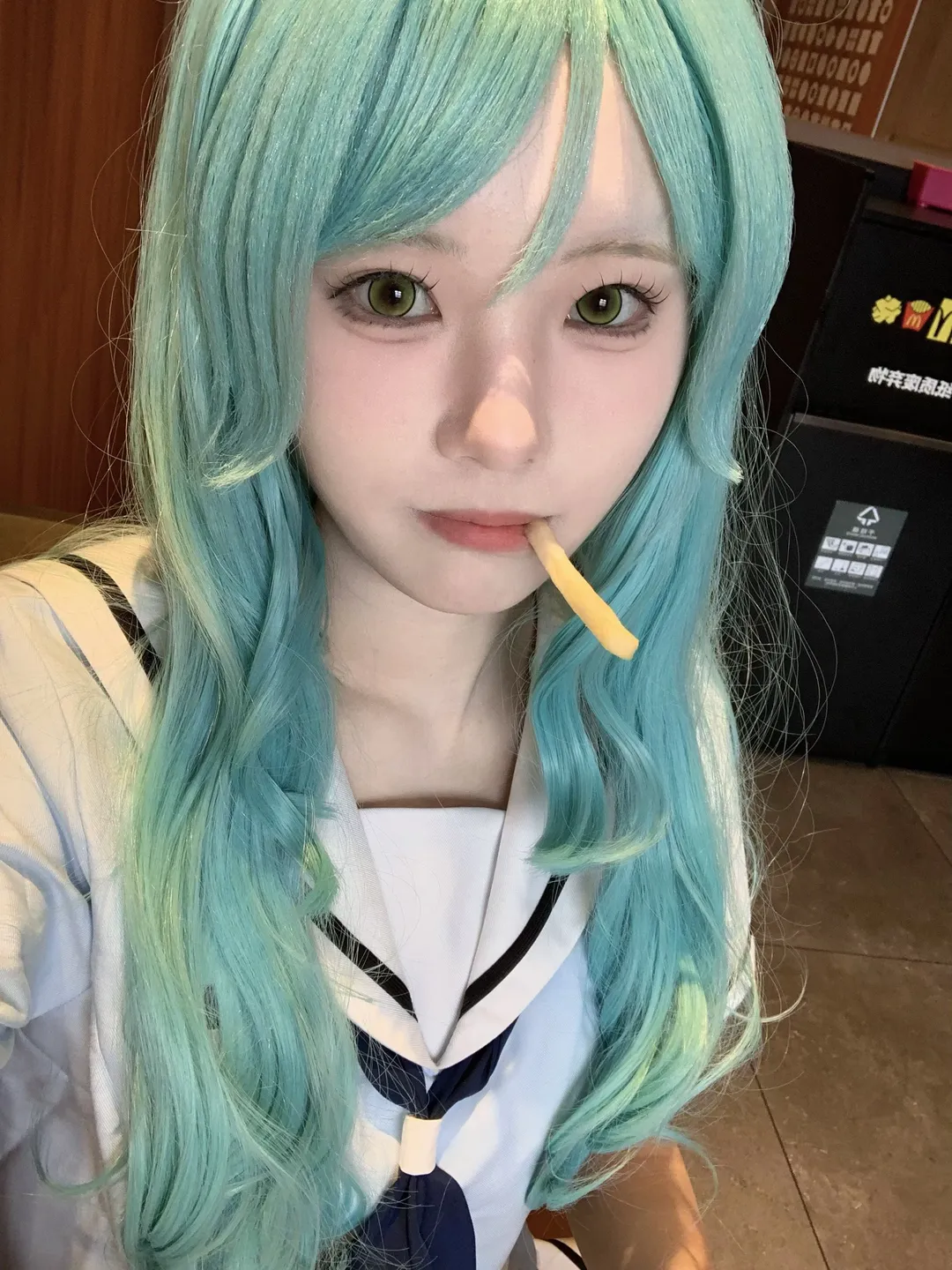 【冰川纱夜cos】青色假发与绿色美瞳的碰撞，随手咬个饼干棒 - 第 1 张