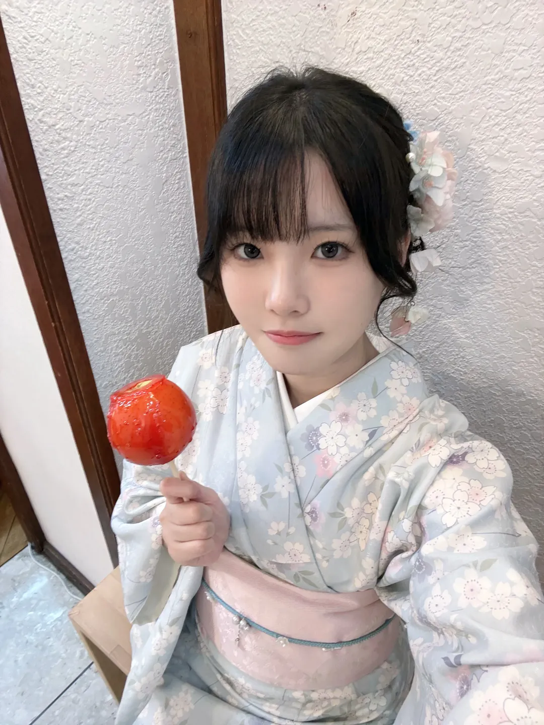 夏日祭氛围感的和服外拍，手里的苹果糖是点睛之笔 - 第 1 张