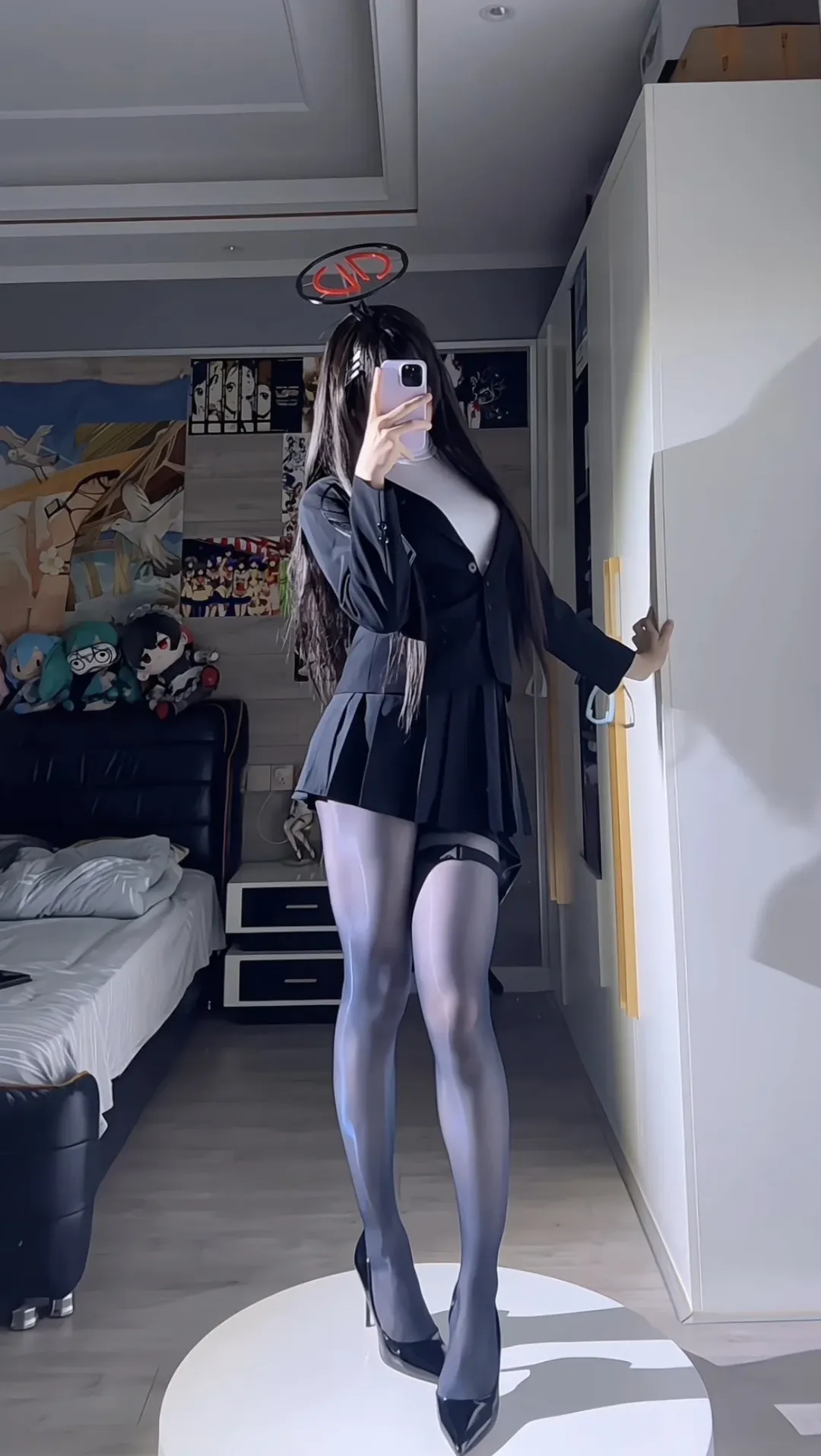 【调月莉音cos】蔚蓝档案的理性会计，西装与灰白丝袜的搭配尝试 - 第 1 张