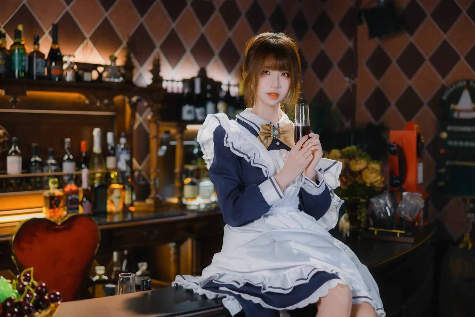 在復古酒吧拍藏青女僕裝，白絲與腿環的甜酷碰撞 - 第 3 張