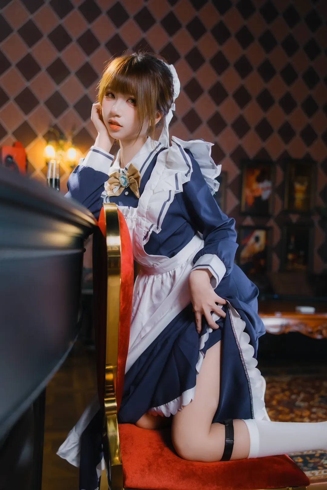 吧台限定女仆写真，掀裙子真的只是因为凳子太挤了 - 第 6 张