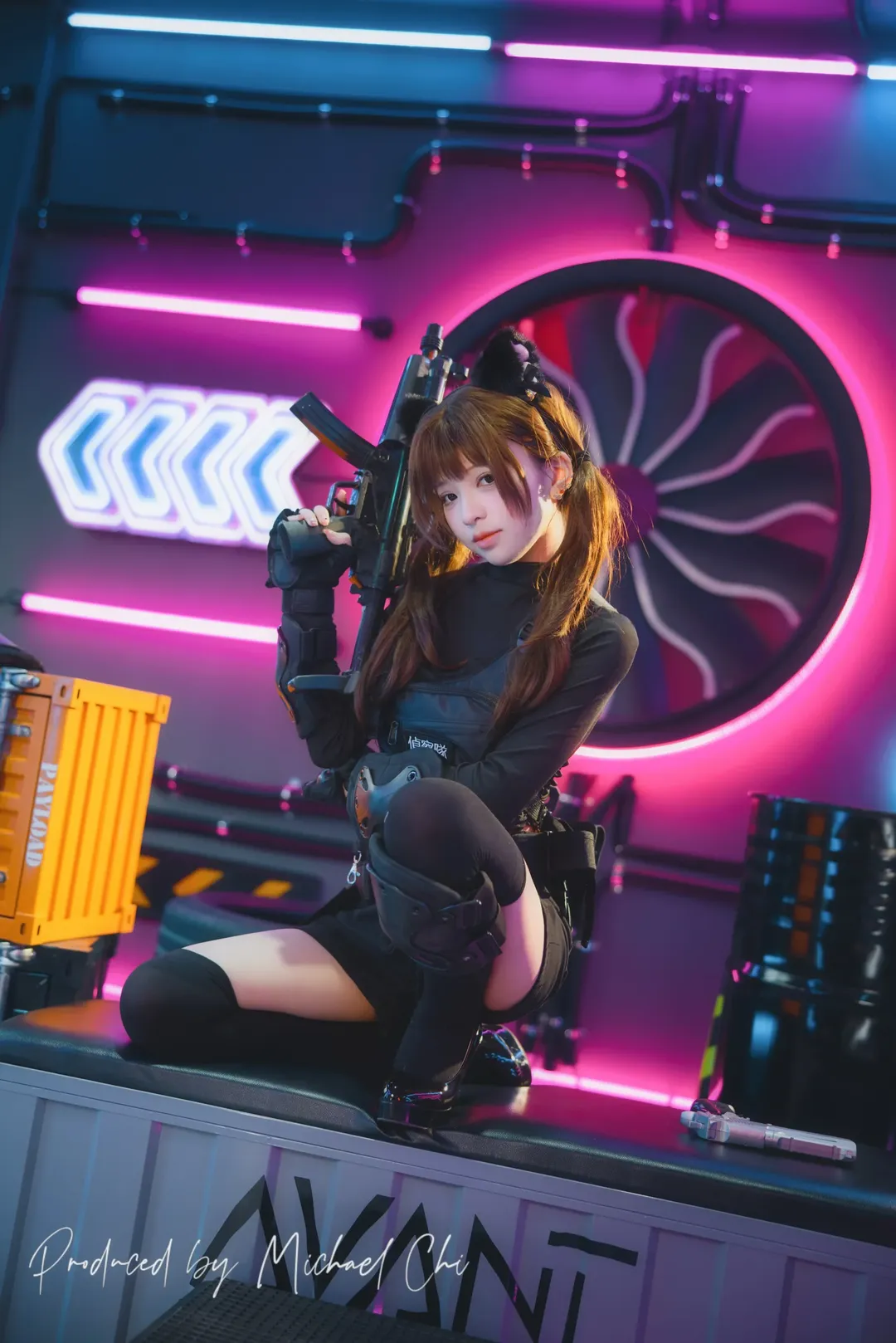 霓虹之下的战术少女 赛博朋克风写真 - 第 1 张