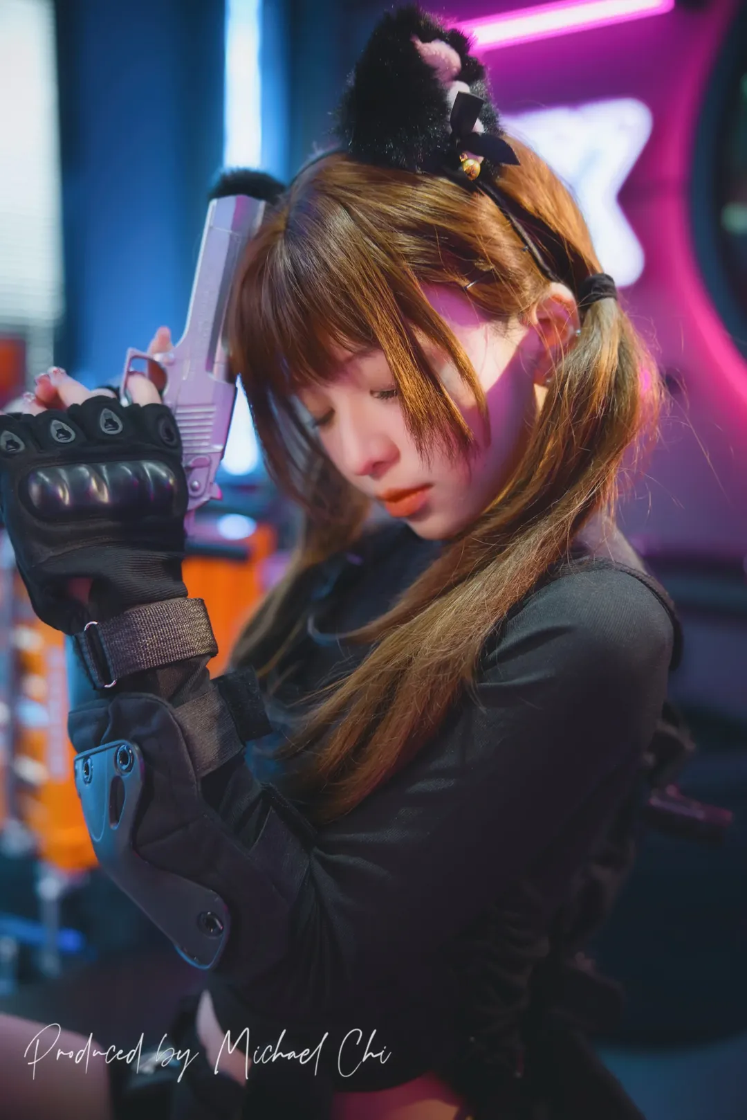 霓虹之下的战术少女 赛博朋克风写真 - 第 2 张