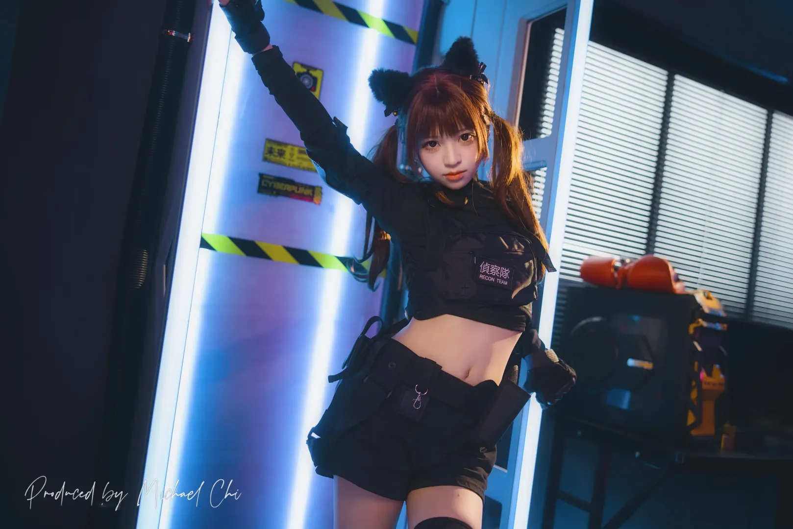 霓虹之下的战术少女 赛博朋克风写真 - 第 7 张
