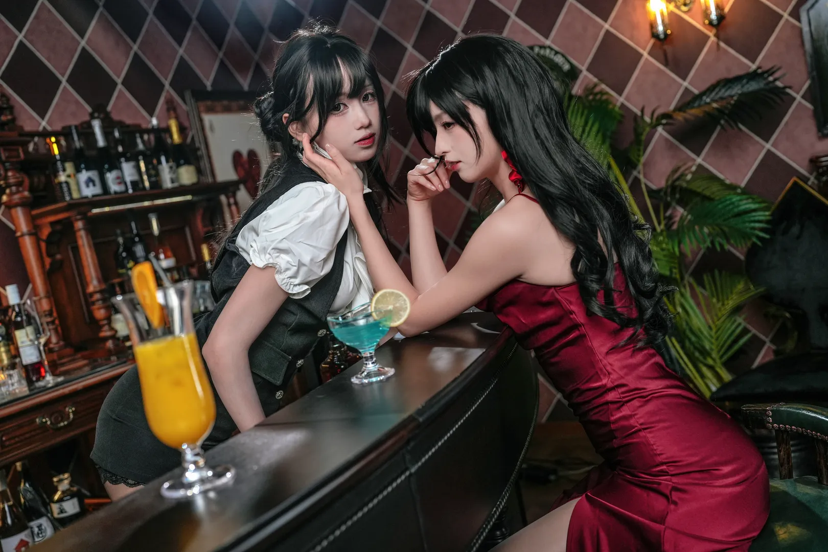 红裙与黑马甲的碰撞，复古酒吧双人氛围感写真 - 第 2 张