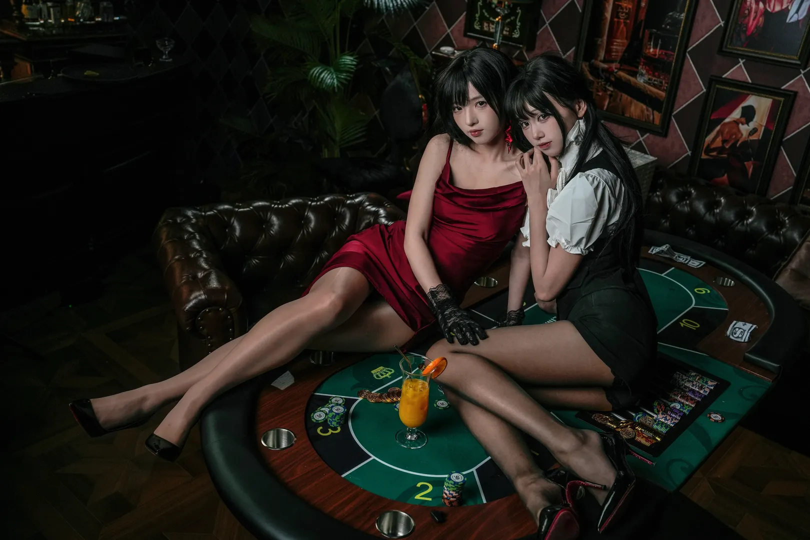 红裙与黑马甲的碰撞，复古酒吧双人氛围感写真 - 第 6 张