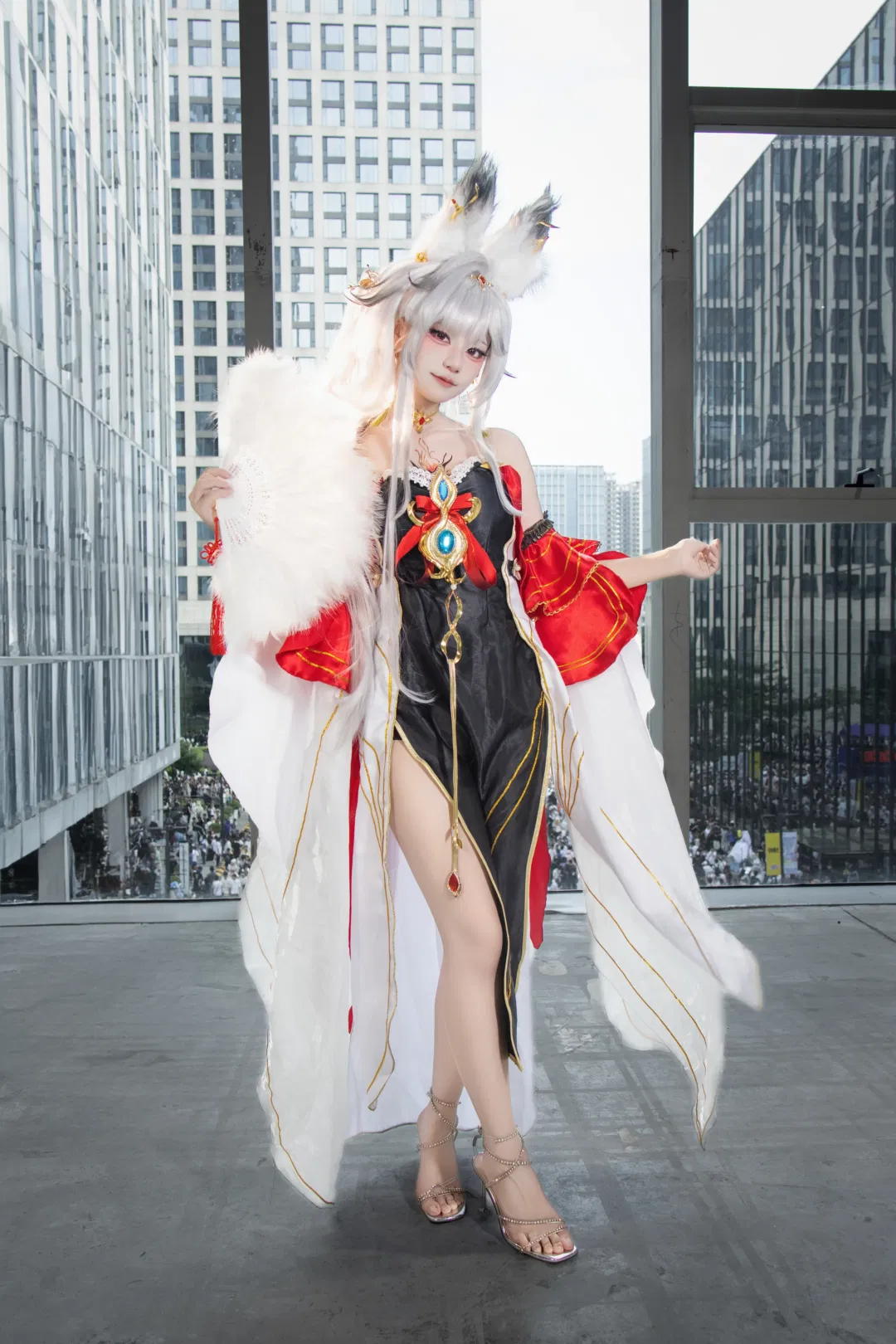 【心月狐cos】鸣潮心月狐场照，红黑战衣与毛绒狐耳 - 第 1 张