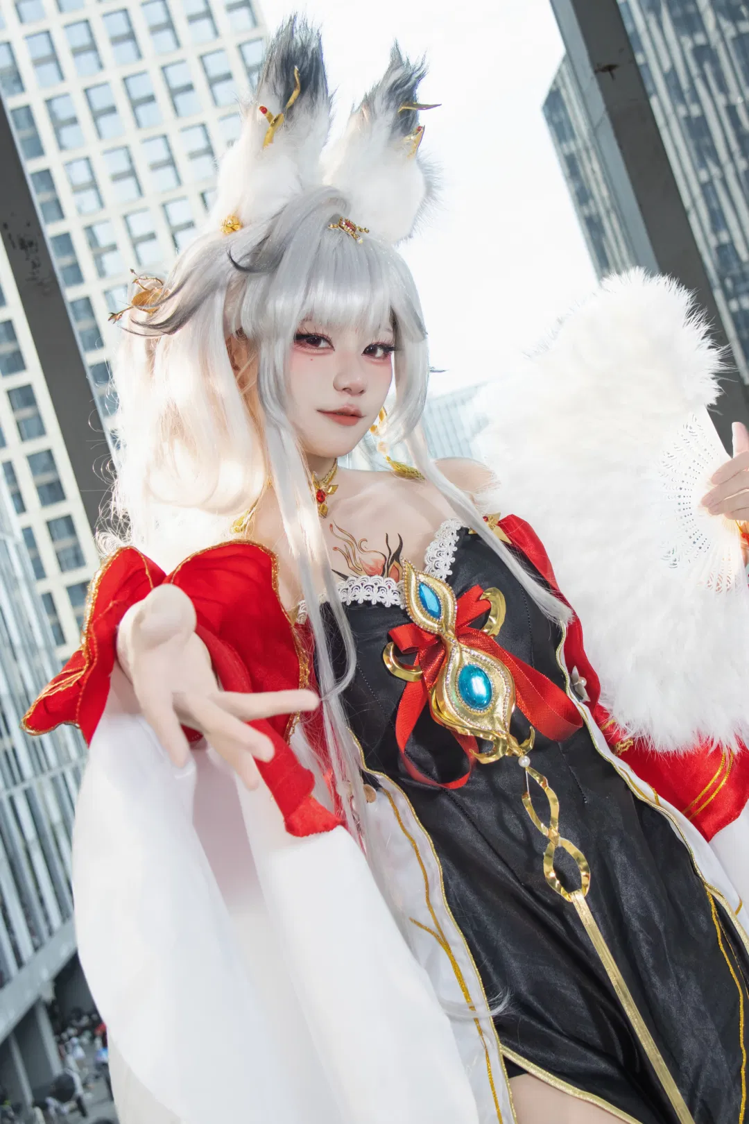 【心月狐cos】鸣潮心月狐场照，红黑战衣与毛绒狐耳 - 第 2 张