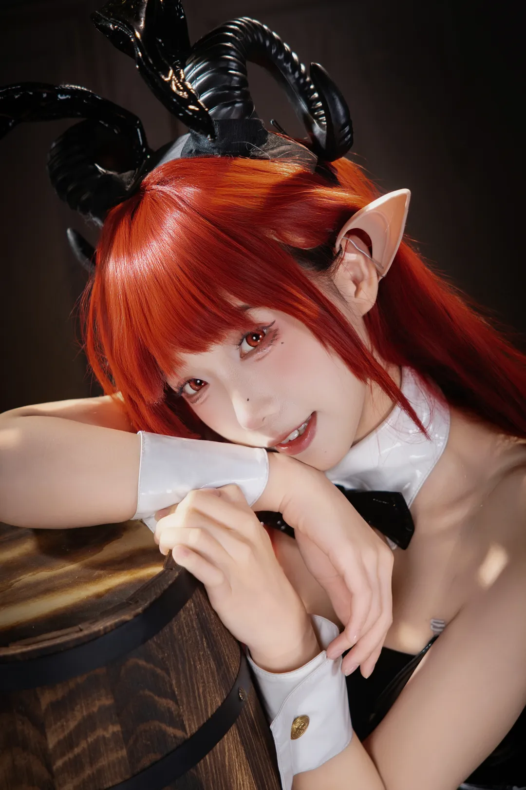 【碧蓝航线cos】红发恶魔兔女郎的复古酒吧微醺时刻 - 第 1 张