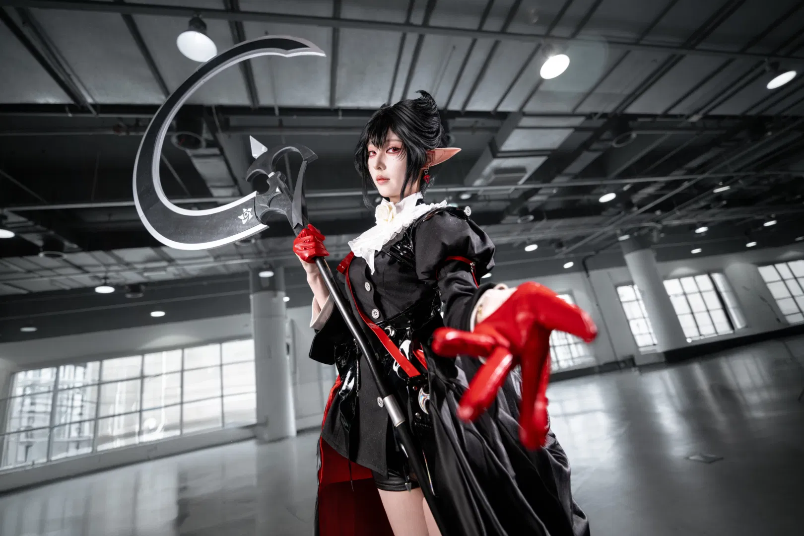 【隐德来希cos】明日方舟场照，黑红战袍与巨型镰刀 - 第 1 张