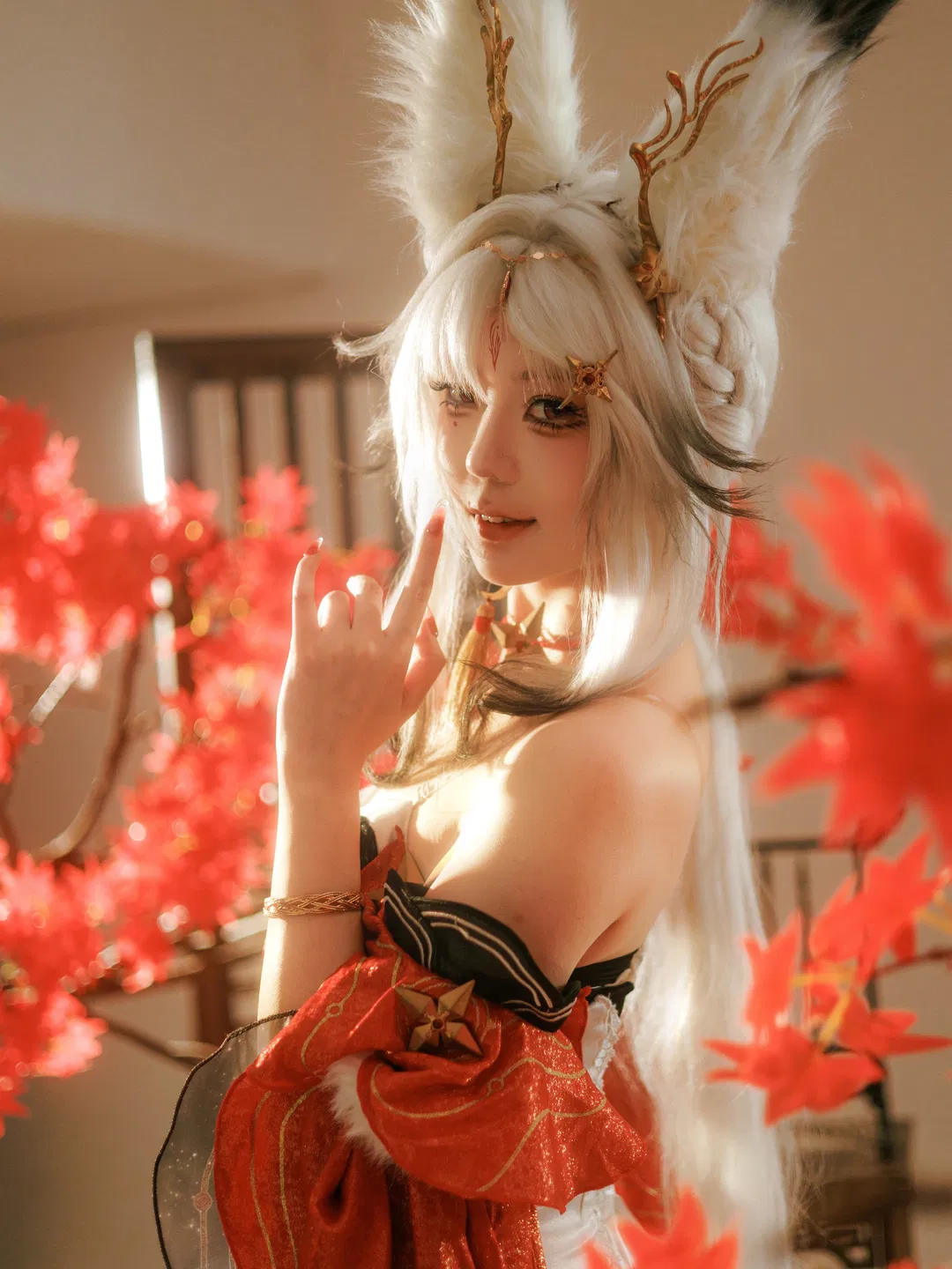 【心月狐cos】鸣潮幻境，红枫白狐的慵懒时光 - 第 2 张