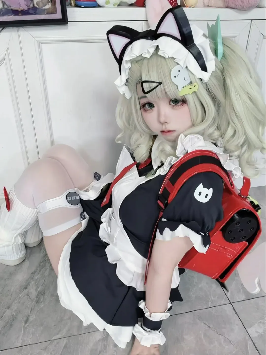 【千夏cos】黑白女仆装配猫耳，红背包细节拉满 - 第 2 张