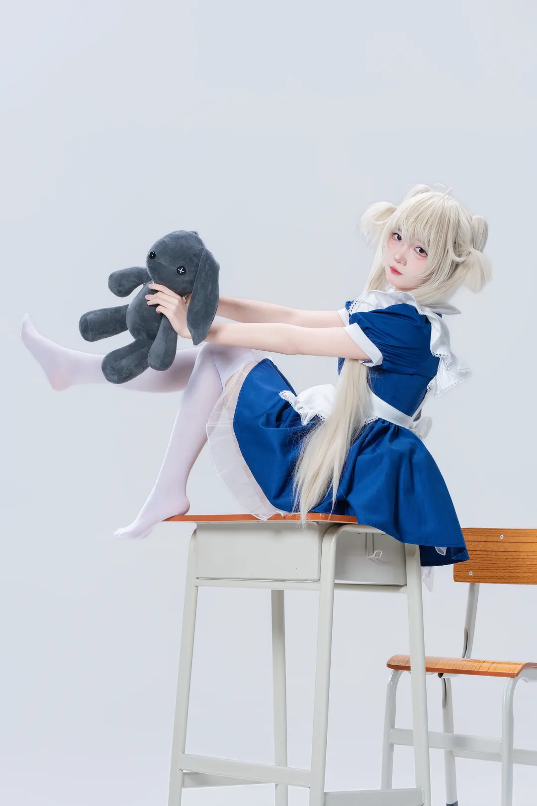 【穹妹cos】蓝白女仆装与白丝，教室里的清冷小手办 - 第 1 张