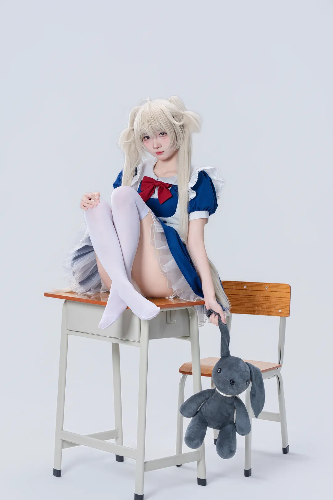 【穹妹cos】蓝白女仆装与白丝，教室里的清冷小手办 - 第 2 张