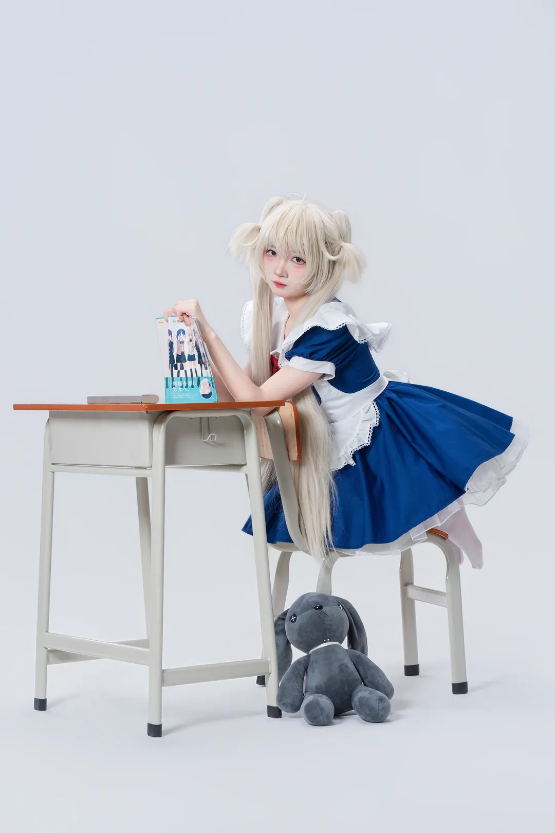 【穹妹cos】蓝白女仆装与白丝，教室里的清冷小手办 - 第 5 张