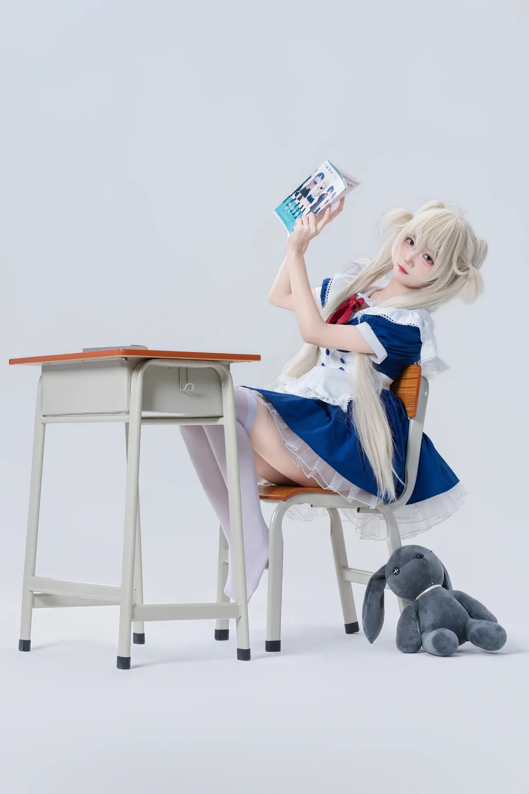 【穹妹cos】蓝白女仆装与白丝，教室里的清冷小手办 - 第 6 张