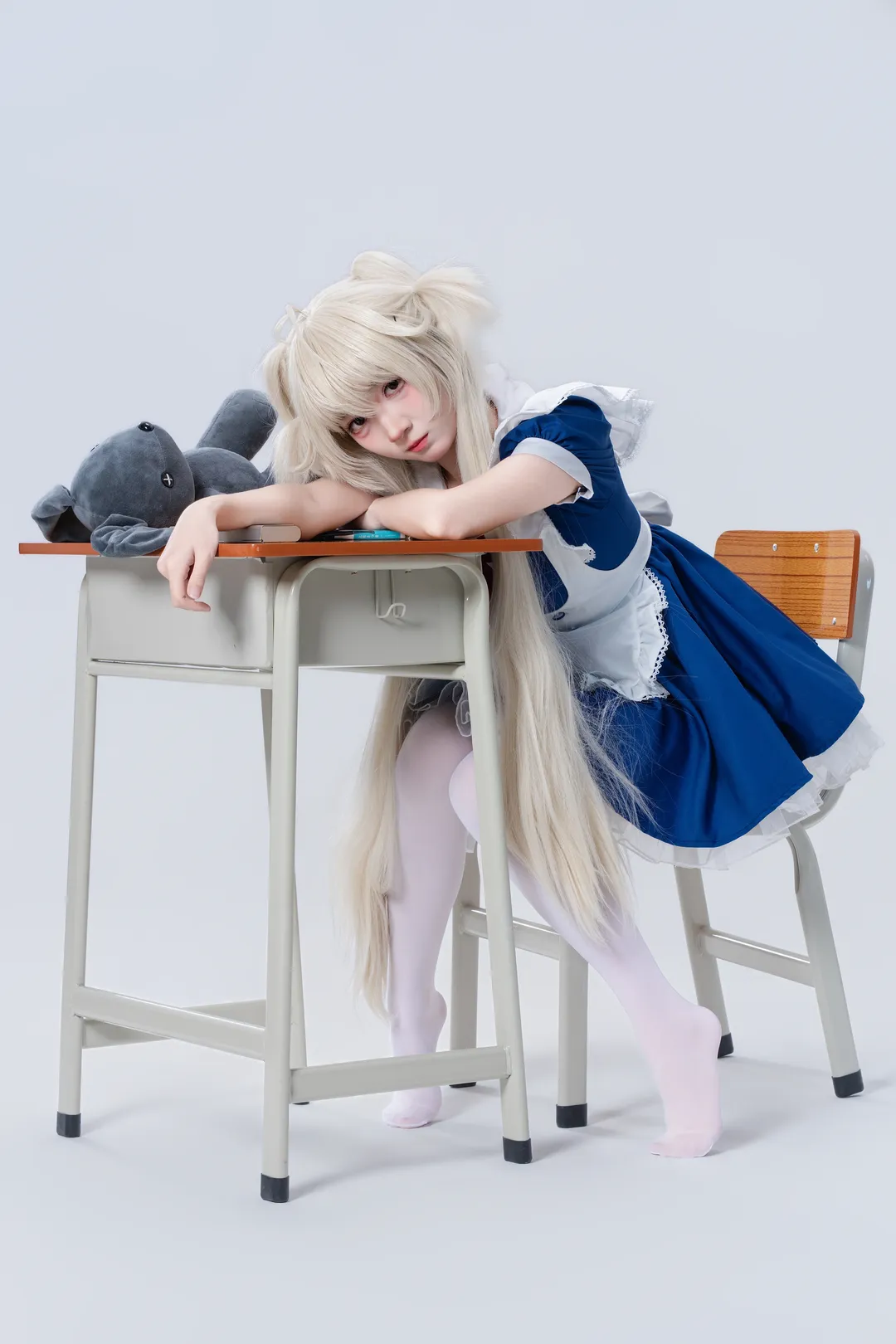 【穹妹cos】蓝白女仆装与白丝，教室里的清冷小手办 - 第 7 张
