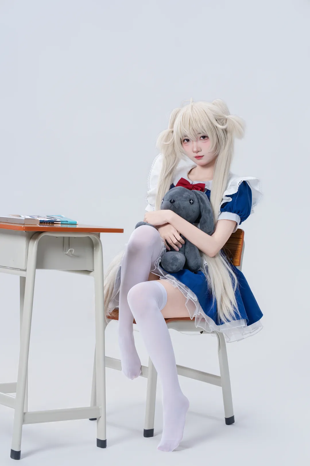 【穹妹cos】蓝白女仆装与白丝，教室里的清冷小手办 - 第 8 张