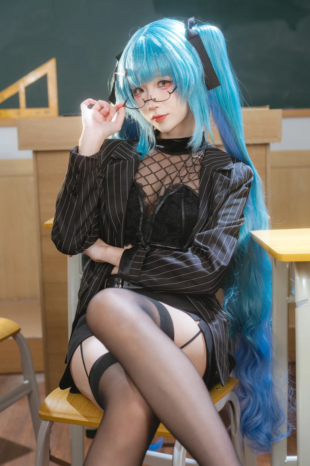 【普利瓦蒂cos】蓝发双马尾与黑丝西装的教室人像 - 第 10 张