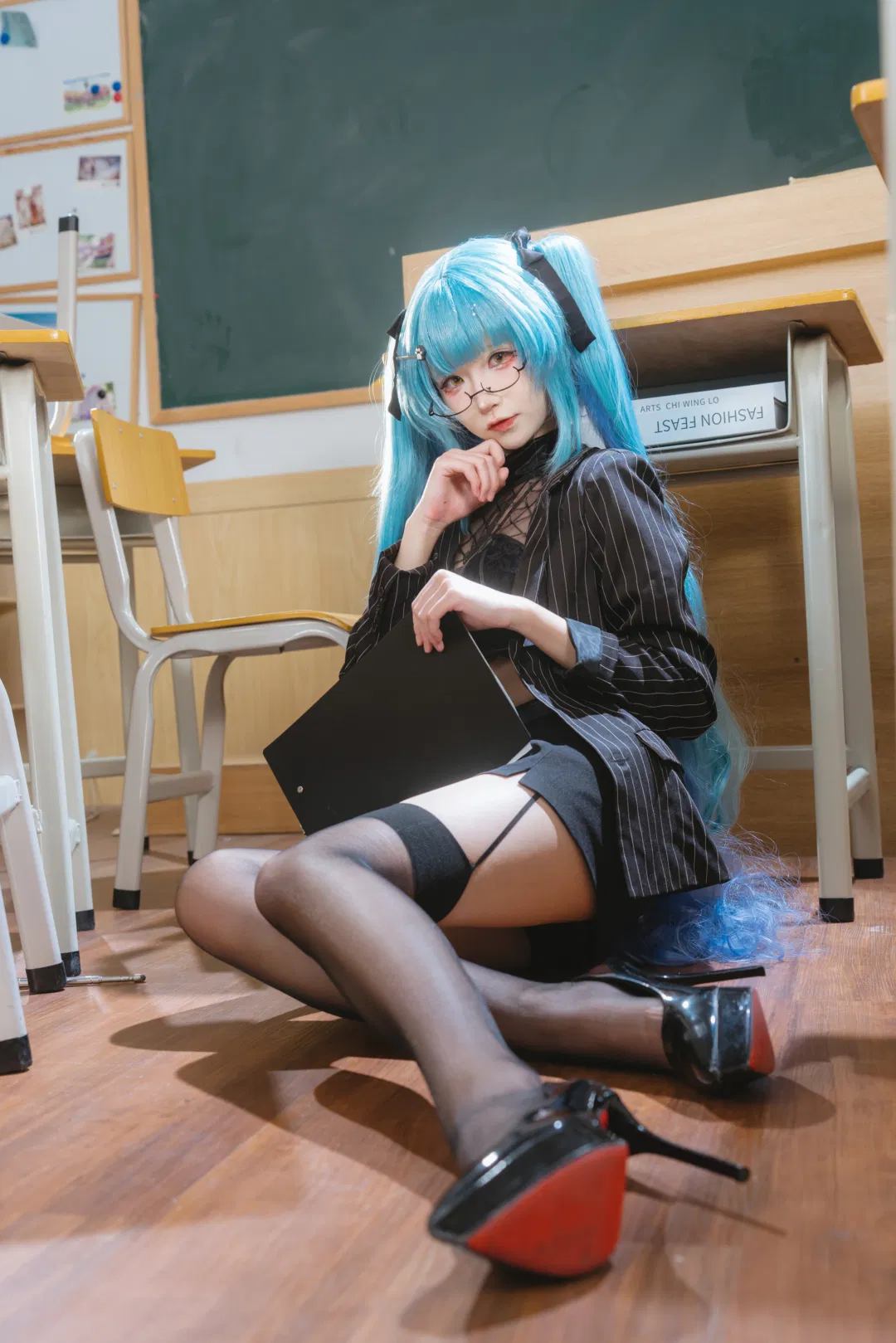 【普利瓦蒂cos】蓝发双马尾与黑丝西装的教室人像 - 第 11 张