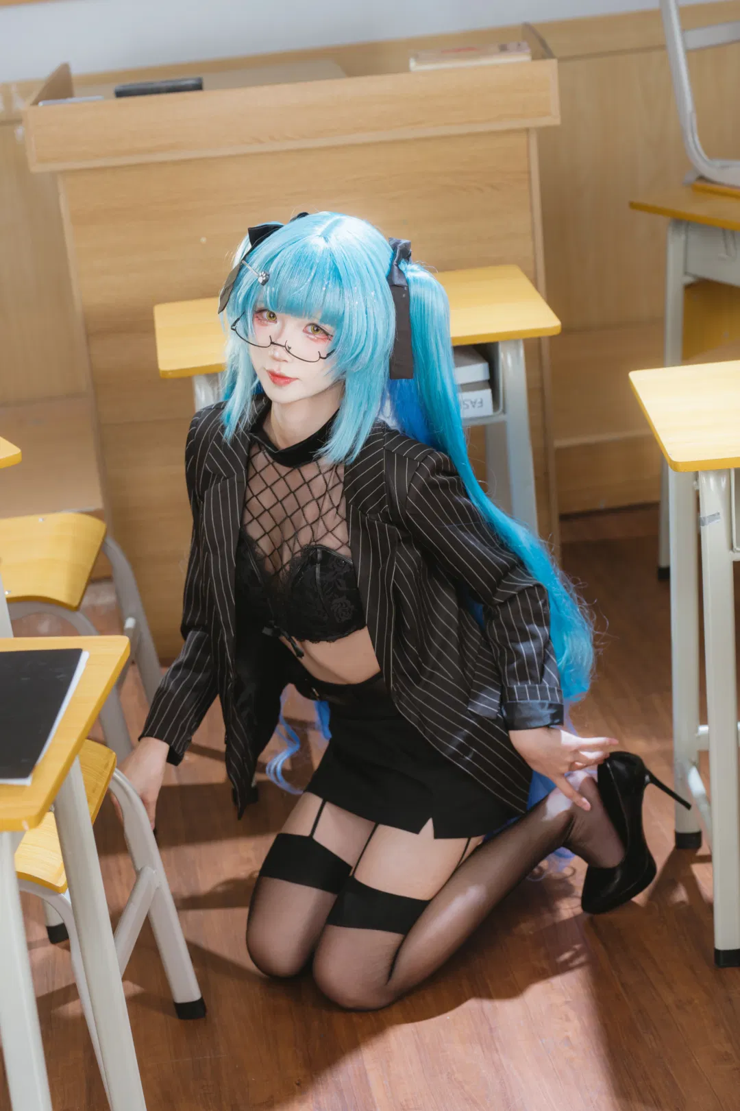 【普利瓦蒂cos】蓝发双马尾与黑丝西装的教室人像 - 第 12 张