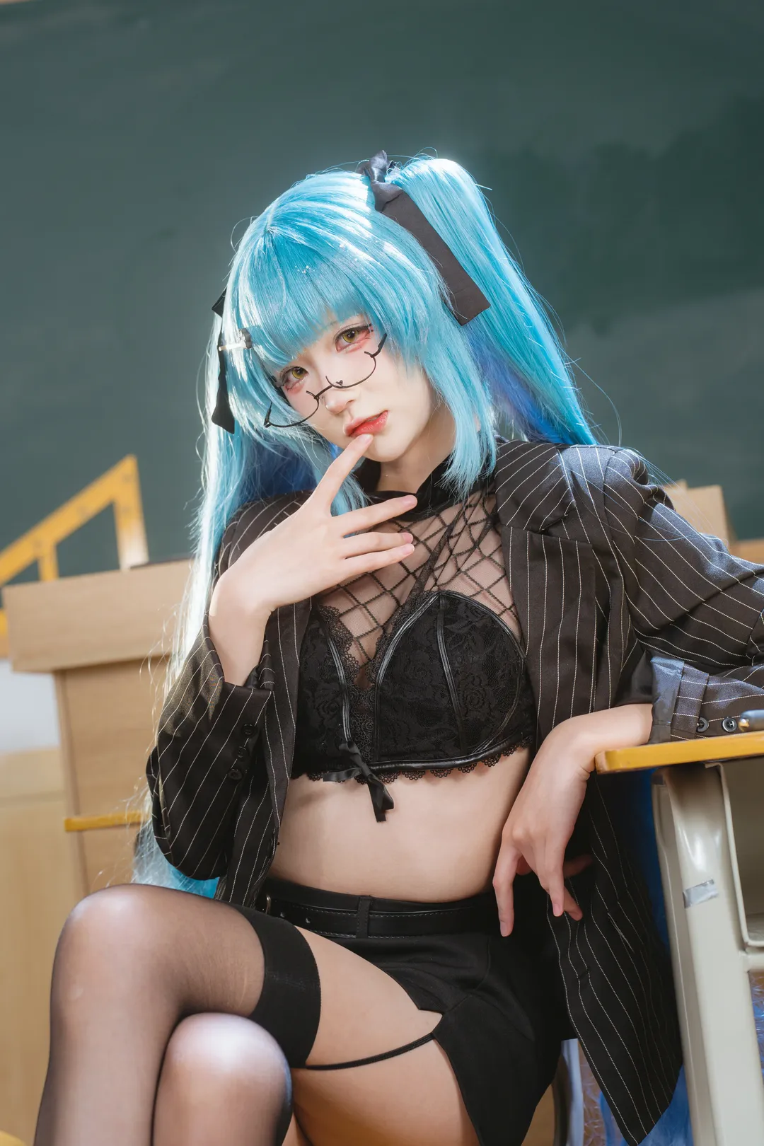 【普利瓦蒂cos】蓝发双马尾与黑丝西装的教室人像 - 第 2 张