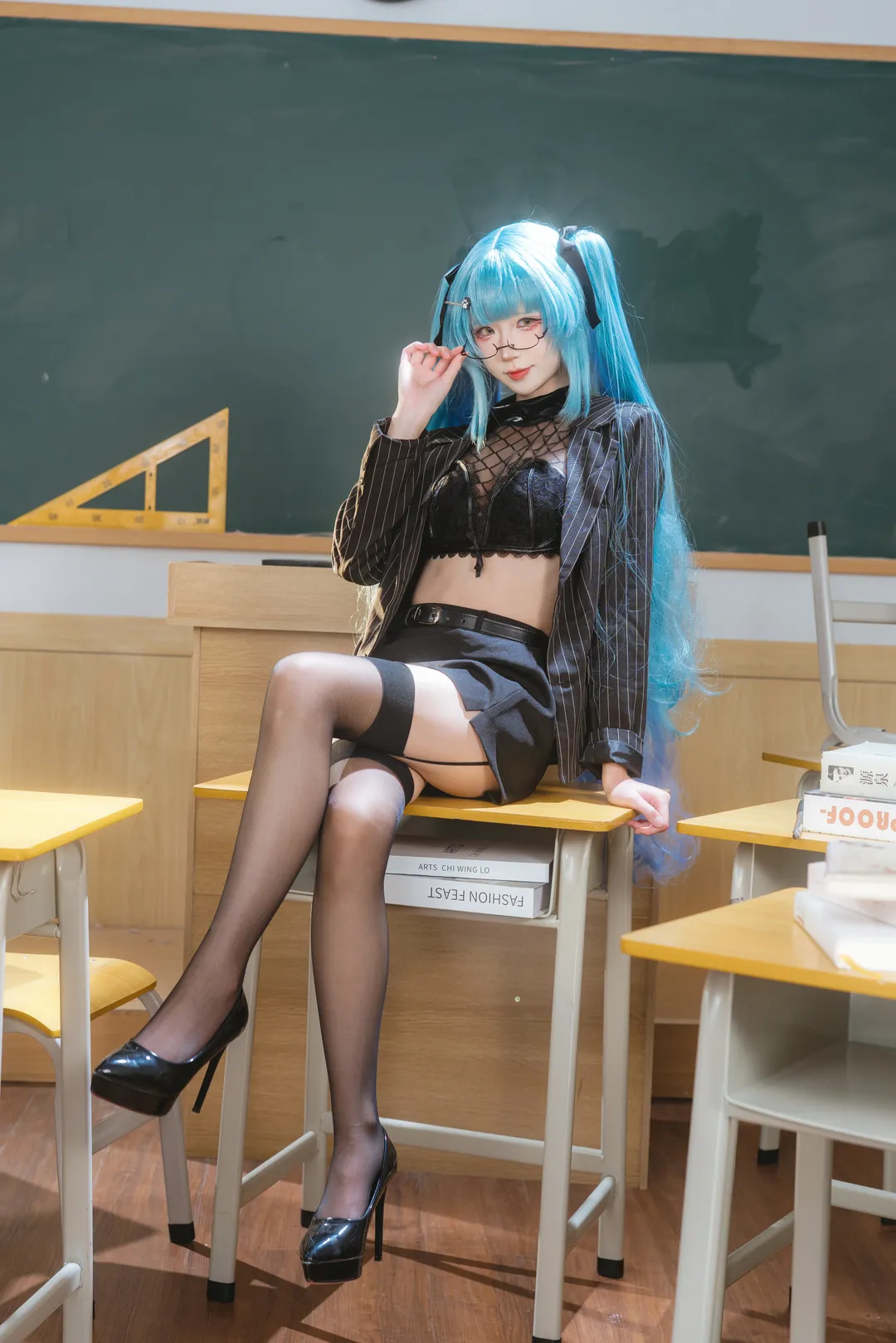 【普利瓦蒂cos】蓝发双马尾与黑丝西装的教室人像 - 第 4 张