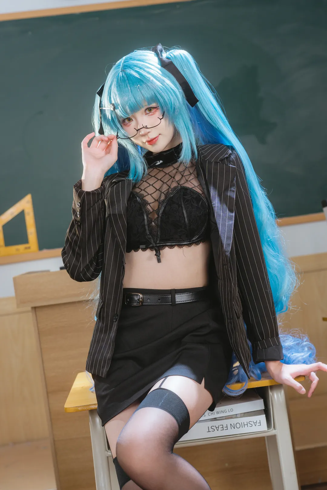 【普利瓦蒂cos】蓝发双马尾与黑丝西装的教室人像 - 第 6 张