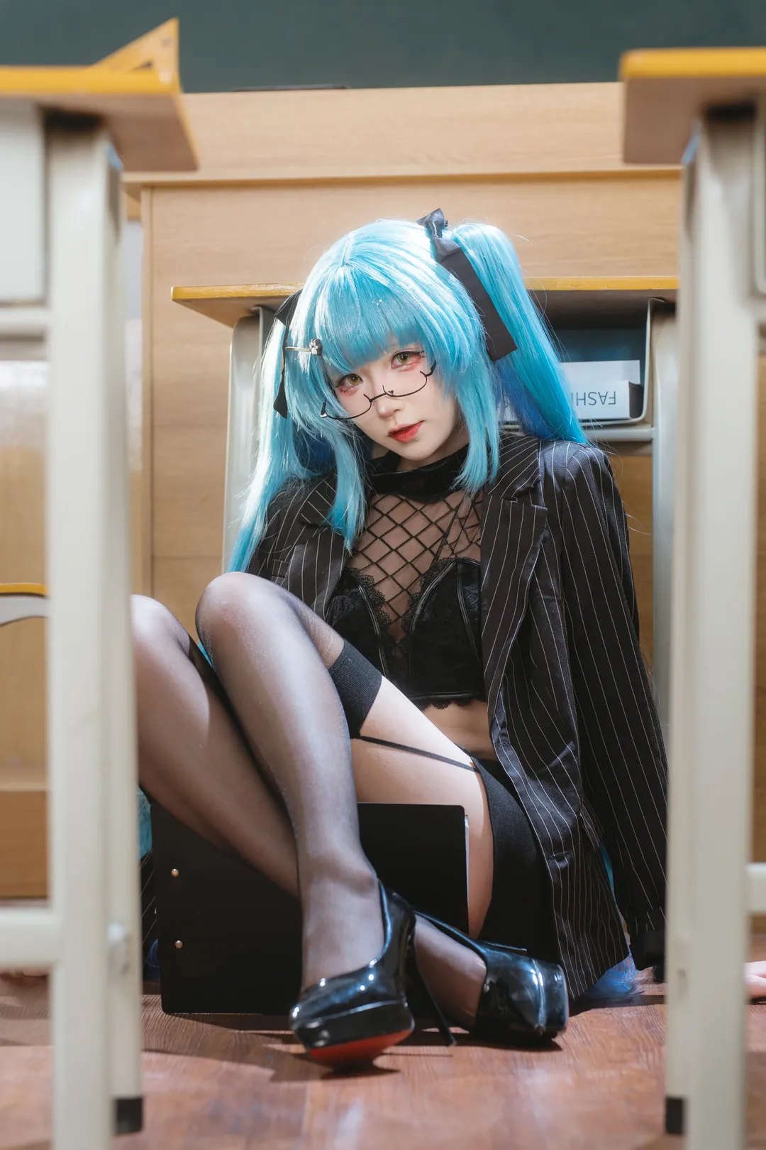 【普利瓦蒂cos】蓝发双马尾与黑丝西装的教室人像 - 第 7 张